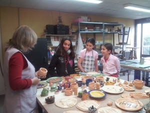 Atelier d'art plastique enfants : Découverte des poteries une fois cuites