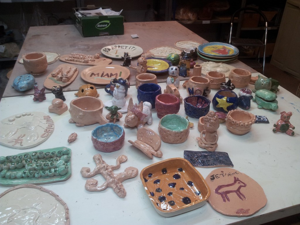 Une belle table de poteries colorées par les engobes
