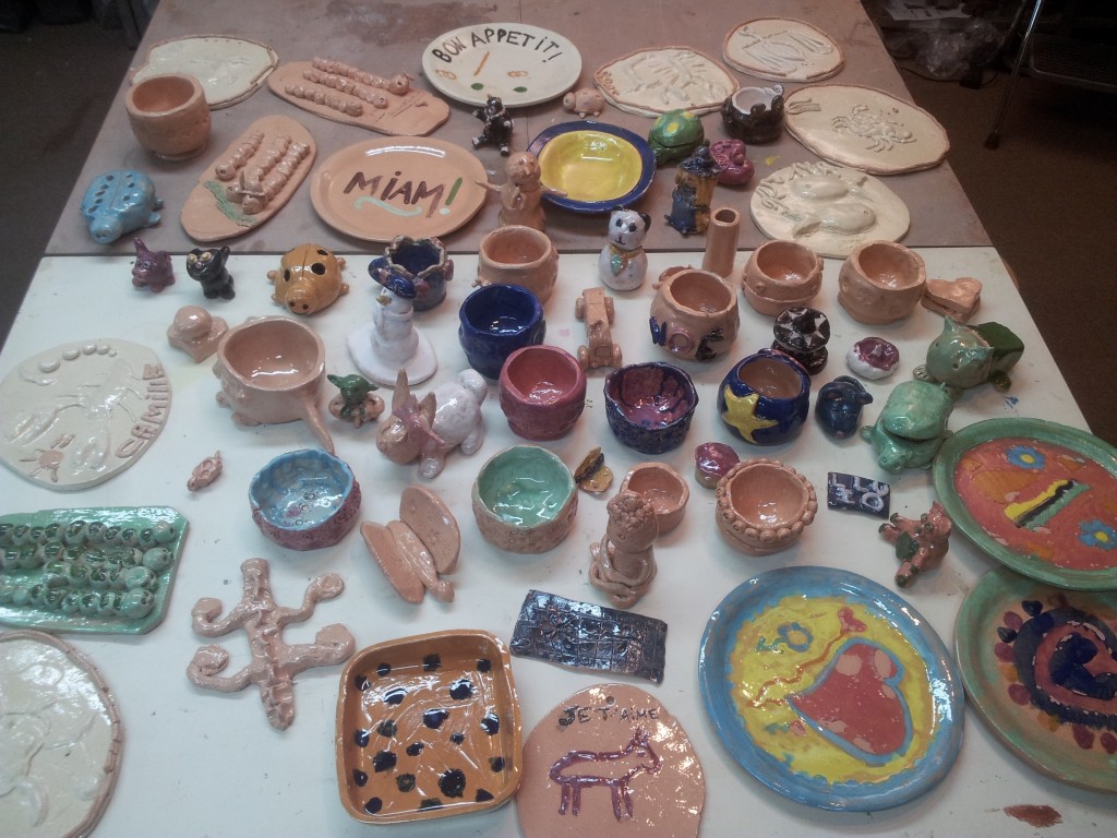 Une belle table de poteries colorées par les engobes